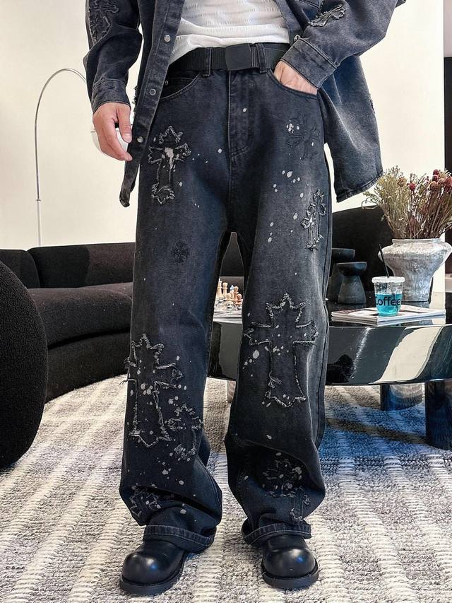 裤子 克罗牛仔做旧水洗长裤，前后副立体刺绣 十字架贴布 工艺，高级感满满。 超级无敌大爆款驾到 这个天气最好的单品酷酷Oversize风 大方中性，充满个性，毫