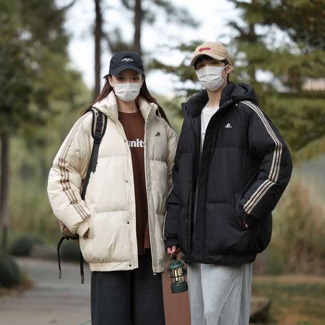 上新 Adidas 阿迪达斯 情侣款Bf风短款连帽羽绒棉服。 经典阿迪Logo设计 超厚保暖抗寒神器 三条杠元素设计活力无限 男女情侣款羽绒棉服 面料采用机能记