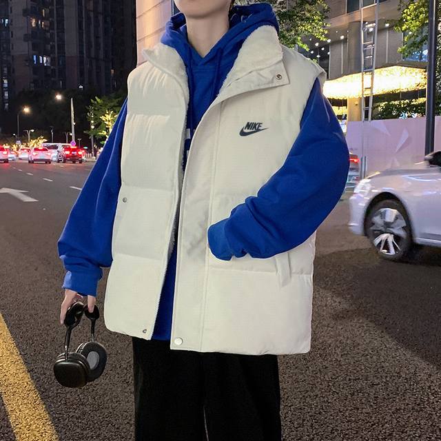 上新 Nike耐克新款加绒棉服马甲 冬天除了厚厚的棉服，你也一定要有一件这样既能保暖又能丰富搭配叠穿层次感的马甲 增添了整件衣服的色彩感和丰富性！胸前小Logo