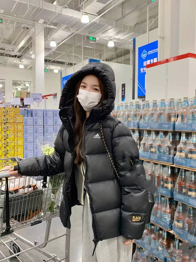 上新 2025Ss冬季新款Adidas阿迪达斯黑金羽绒服户外短款轻量连帽羽绒服连帽男羽绒服耐磨且保暖 Thorium夹克的标准款式设计简洁流 畅， 在寒冷环境下