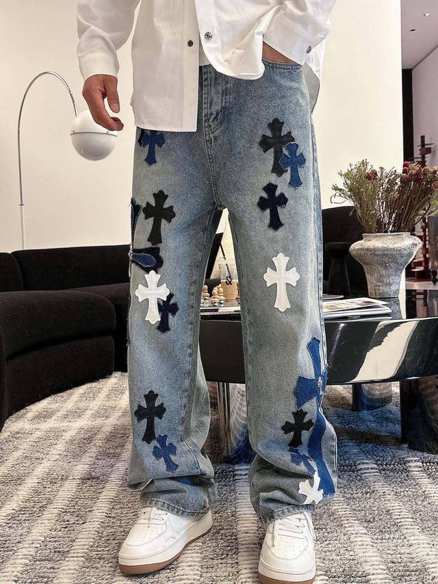 裤子 克罗心限定手工磨破 拼皮洗水牛仔裤 迈阿密限定牛仔裤，整件的十字皮是由手工去车的_区别刺绣版本，重磅的一款面料 厚度适中且有质感，中古金属银标装饰，牛仔埋