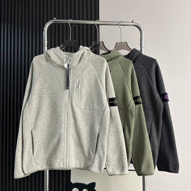 石头岛25Ss秋冬Covert系列男女同款连帽轻量抓绒外套!经典百搭永不过时系列,绝佳秋冬出行穿搭必备百搭单品 这款外套合适作为在秋冬季户外徒步或运动时穿着来自 石头岛25Ss秋冬Covert系列男女同款连帽轻量抓绒外套!经典百搭永不过时系列,绝佳秋冬出行穿搭必备百搭单品 这款外套合适作为在秋冬季户外徒步或运动时穿着来自