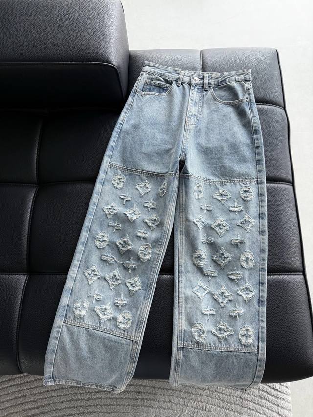 裤子 Lv 新款 手工磨破满印字母Logo外套。全衣采用定织重磅牛仔面料，独立五金开模成衣重工水洗，耐水性强耐磨性佳。整体洗水后光泽度好，手感柔软厚实，版型简单