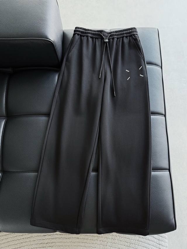 裤子 ，马吉拉 新品！* 1V* 大克重毛圈面料，前幅立体3D刺绣，带定制五金Logo，爆款现货 简约基础衣橱神器， 休闲百搭必备款 做工走线质感一流。 颜色: