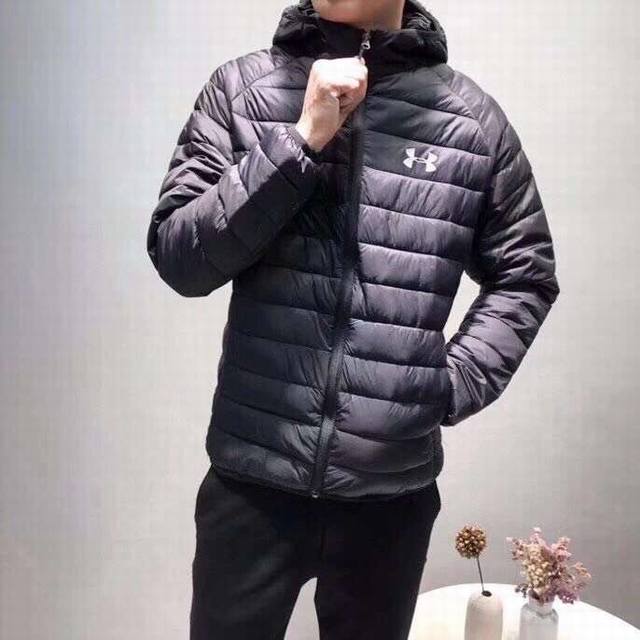 Under Armour安德玛Ua保暖连帽羽绒服舒适轻薄羽绒服 配收纳袋!出门非常方便 填充物:羽绒服 非常保暖 面料防风防水!轻薄设计!不臃肿! 高端羽绒服!  Under Armour安德玛Ua保暖连帽羽绒服舒适轻薄羽绒服 配收纳袋!出门非常方便 填充物:羽绒服 非常保暖 面料防风防水!轻薄设计!不臃肿! 高端羽绒服!