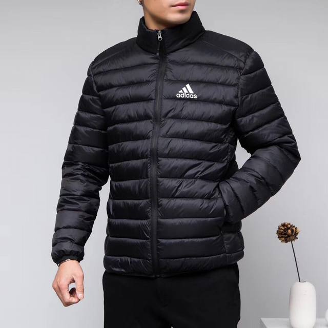阿迪达斯Adidas主标保暖立领羽绒服舒适轻薄羽绒服 配收纳袋！出门非常方便 填充物：羽绒服 非常保暖 面料防风防水！轻薄设计！不臃肿！ 高端羽绒服 非常保暖！