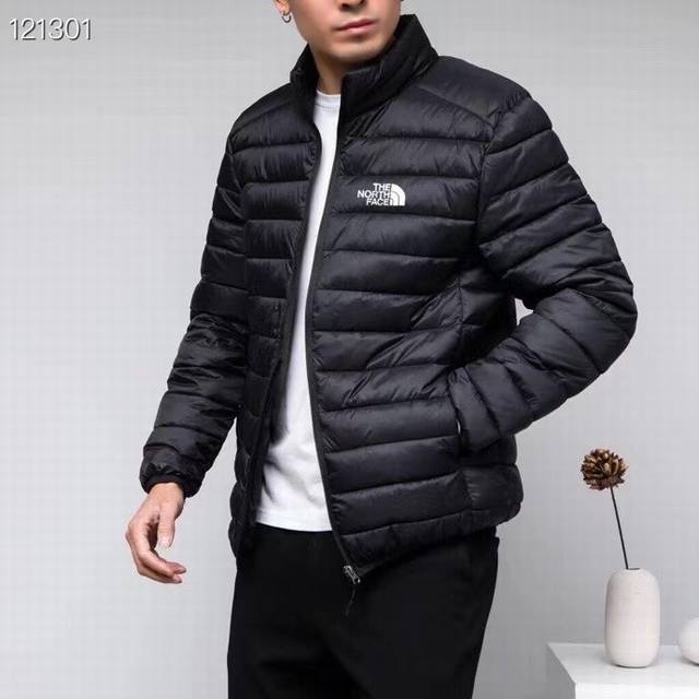 The North Face 北面Tnf保暖立领羽绒服 舒适轻薄羽绒服 配收纳袋！出门非常方便 填充物：羽绒服 非常保暖 面料防风防水！轻薄设计！不臃肿！ 高端
