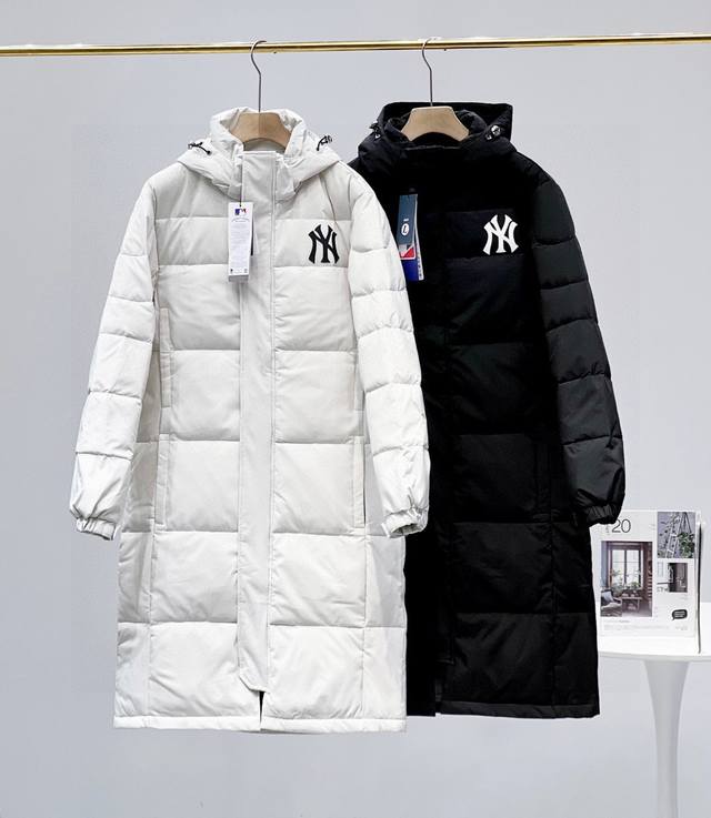 Mlb Ny洋基队情侣连帽长款羽绒服 大货爆款重磅来袭 1填充：优质90白鸭绒 整体是简约休闲版型 ，高端大气百搭！ 2面料采用强防泼防风防油污面料 追加涂层工