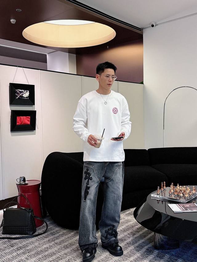 衣服 ，裤子 。Lv 新款首发专柜最新款T恤 高端订制 设计前卫时尚！品牌Logo重工艺设计刺绣。高端定制新疆棉 手感柔软.穿着舒适.专柜级别精致车线.做工精细