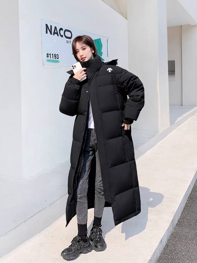 2025Ss冬季Descente迪桑特 新款简约胶印Logo休闲情侣保暖长款羽绒服外套 穿上迪桑特羽绒衣随处一走，都是街拍大片风！过膝的长度，就如同行走的羽绒被