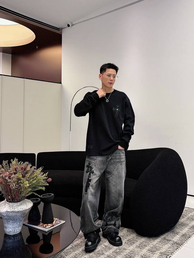 衣服 ，裤子 。Lv 新款首发专柜最新款T恤 高端订制 设计前卫时尚！品牌Logo重工艺设计刺绣。高端定制新疆棉 手感柔软.穿着舒适.专柜级别精致车线.做工精细