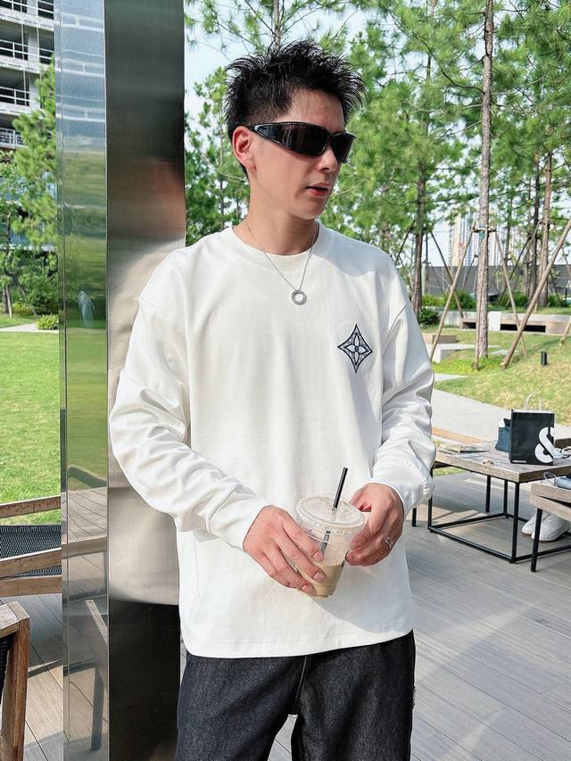 驴家 新款首发专柜最新款长袖 高端订制 设计前卫时尚！品牌Logo重工艺设计刺绣。高端定制新疆棉 手感柔软.穿着舒适.专柜级别精致车线.做工精细.上身效果无敌帅