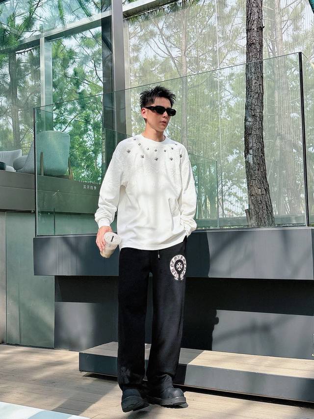 衣服 裤子 Ch克罗心 十字架马蹄克罗心梵文烧花 水洗磨破款长袖 质感纹路潮牌十足 原身布激光烧花贴布绣 字母精致刺绣 绝佳的爆款。 颜色:黑色 白色 码数:M  衣服 裤子 Ch克罗心 十字架马蹄克罗心梵文烧花 水洗磨破款长袖 质感纹路潮牌十足 原身布激光烧花贴布绣 字母精致刺绣 绝佳的爆款。 颜色:黑色 白色 码数:M