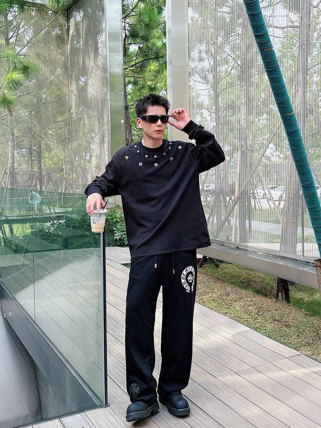 衣服 裤子 Ch克罗心 十字架马蹄克罗心梵文烧花 水洗磨破款长袖 质感纹路潮牌十足 原身布激光烧花贴布绣 字母精致刺绣 绝佳的爆款。 颜色:黑色 白色 码数:M  衣服 裤子 Ch克罗心 十字架马蹄克罗心梵文烧花 水洗磨破款长袖 质感纹路潮牌十足 原身布激光烧花贴布绣 字母精致刺绣 绝佳的爆款。 颜色:黑色 白色 码数:M