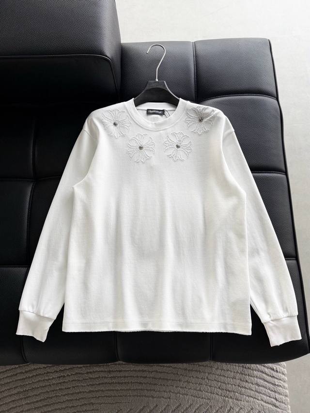 Ch克罗心 十字架马蹄克罗心梵文烧花 水洗磨破款长袖 质感纹路潮牌十足 原身布激光烧花贴布绣 字母精致刺绣 绝佳的爆款。 颜色:黑色 白色 码数:M-3Xl 款  Ch克罗心 十字架马蹄克罗心梵文烧花 水洗磨破款长袖 质感纹路潮牌十足 原身布激光烧花贴布绣 字母精致刺绣 绝佳的爆款。 颜色:黑色 白色 码数:M-3Xl 款