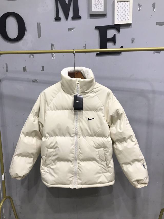 Nike耐克 冬季新款内里羊羔毛钩子印花小标立领保暖棉服 男女同款 情侣款棉衣！！ 立领棉服换新升级 塑就出色贴合感 内里羊羔毛，里面再夹丝绵！！ 祝你保持温暖