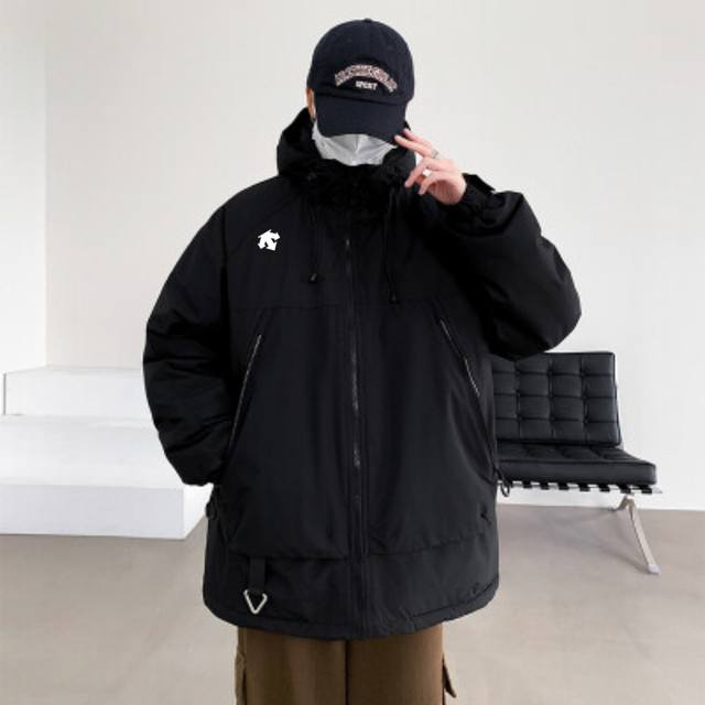 Descente 迪桑特棉衣棉服,迪桑特户外工装外套运动休闲羽绒棉服! 这款衣服 设计感十足,穿上身后线条感十足,内部结构十分强大,10种面料搭配制作而成!防风  Descente 迪桑特棉衣棉服,迪桑特户外工装外套运动休闲羽绒棉服! 这款衣服 设计感十足,穿上身后线条感十足,内部结构十分强大,10种面料搭配制作而成!防风