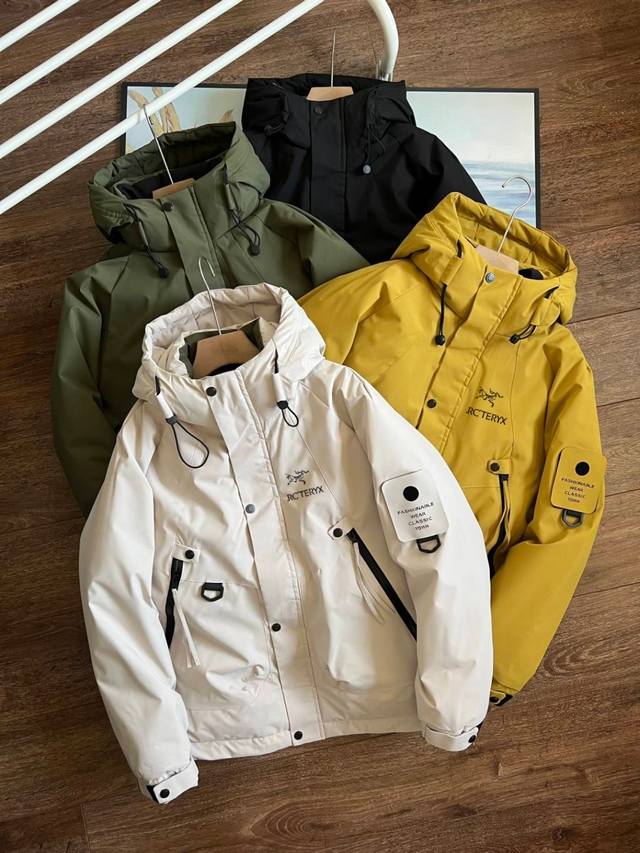 新款#Arc’Teryx始祖鸟情侣款户外防水潮牌棉衣,纯天然手塞棉填充,十分饱满,具有很好的垂感,触感柔软,上身轻盈舒适。包容性非常好,完完全全的不挑身材。 高  新款#Arc’Teryx始祖鸟情侣款户外防水潮牌棉衣,纯天然手塞棉填充,十分饱满,具有很好的垂感,触感柔软,上身轻盈舒适。包容性非常好,完完全全的不挑身材。 高