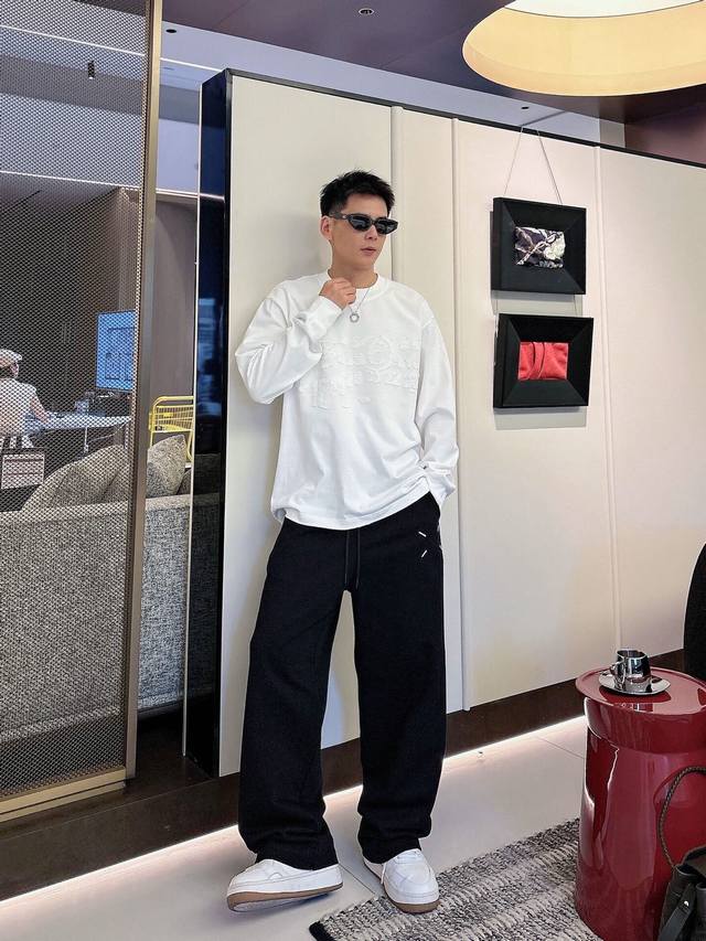 衣服 ，裤子 。马吉拉 新品！* 1V* 大克重纯棉洗水 炒色长袖，前幅立体3D贴布绣，爆款现货 简约基础衣橱神器， 休闲百搭必备款 做工走线质感一流。 颜色: