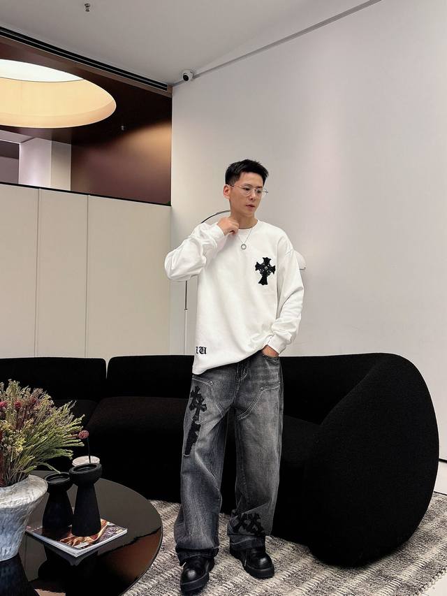 衣服 ，裤子 。Chromehearts 克罗心圆领长袖 追求品质绝对保证质量！使用双面棉面料，纹路清晰可见，质感柔软细腻光滑，定制立体刺绣 拼皮工艺，垂感十足