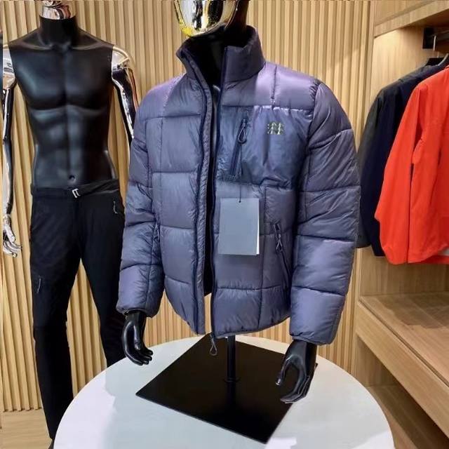 Kolonsport可隆立领羽绒棉服外套,男女同款,独家爆款,冬季衣橱必备的一款人气棉衣, 上身超级好看! 纯天然手塞羽绒棉填充,每个部分充棉饱满 给人温暖的的  Kolonsport可隆立领羽绒棉服外套,男女同款,独家爆款,冬季衣橱必备的一款人气棉衣, 上身超级好看! 纯天然手塞羽绒棉填充,每个部分充棉饱满 给人温暖的的