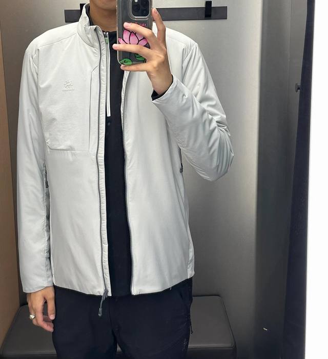 模特凯乐石Ac 60 立领棉服P棉保暖外套防泼户外登山徒步男款 颜色：黑色.浅云灰.深苔绿， 简直是户外与日常穿搭的“宝藏选手”！轻若无物，穿上身几乎没负担，却