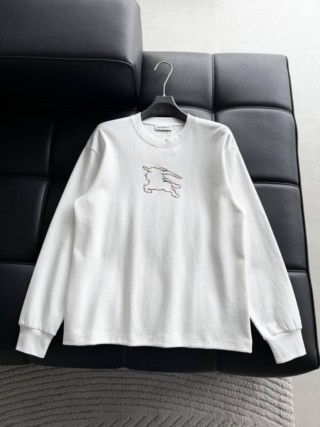 衣服 。 高定款 Burberry巴宝莉Bbr 胸前Logo烫钻 面料采用 新疆长绒棉，上身舒适亲肤 纯棉质感。男女同款。 颜色 : 黑色 白色 码数 : M~