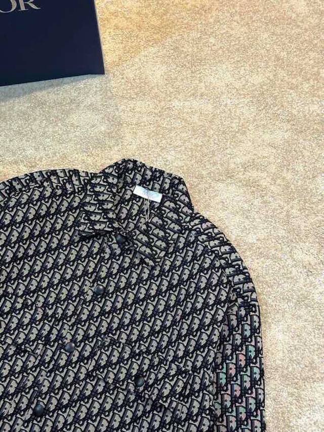 Dior Homme 迪奥 Amy Aw秋冬新品 Go 高级时尚感套装，超软提花面料。内里无结构单层 软糯亲肤 、独特剪裁板型 帅气值相当之高 有着让人过目不忘