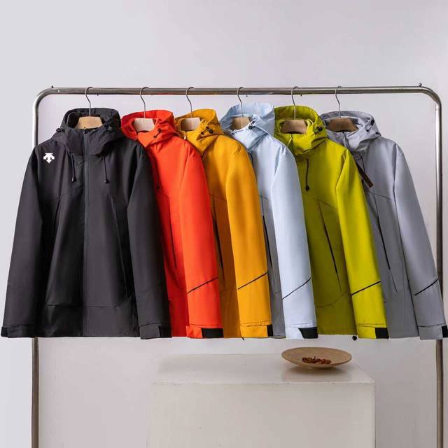 三合一』 迪桑特 情侣款 三合一冲锋衣 年少不知冲锋衣的好 现在真香!!山系冲锋衣来袭 多重配色可选 满足你的不同穿衣需求款号 每一个配色都是经典百搭 不过时  三合一』 迪桑特 情侣款 三合一冲锋衣 年少不知冲锋衣的好 现在真香!!山系冲锋衣来袭 多重配色可选 满足你的不同穿衣需求款号 每一个配色都是经典百搭 不过时