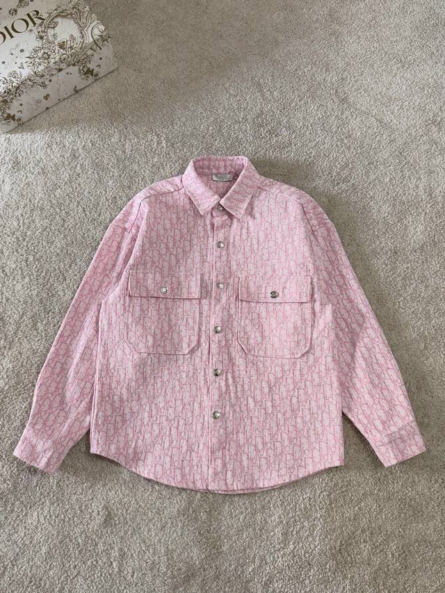 迪奥新款 提花满印字母Logo外套。全衣采用定织重磅面料，独立五金开模成衣重工水洗，耐水性强耐磨性佳印刷暗花字母立体整体效果好。整体洗水后光泽度好，手感柔软厚实