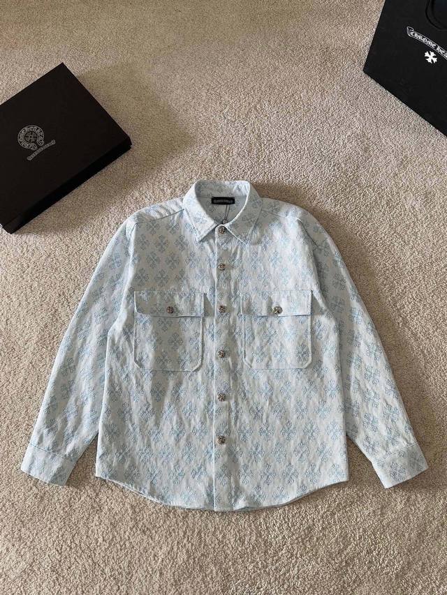 克罗心新款 提花满印字母Logo外套。全衣采用定织重磅面料，独立五金开模成衣重工水洗，耐水性强耐磨性佳印刷暗花字母立体整体效果好。整体洗水后光泽度好，手感柔软厚