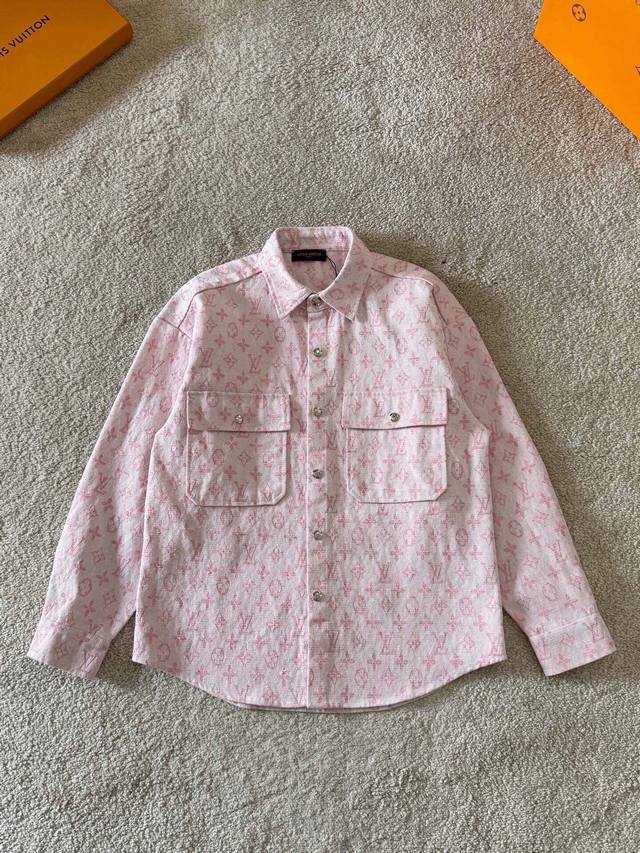 Lv 新款 提花满印字母Logo外套。全衣采用定织重磅面料，独立五金开模成衣重工水洗，耐水性强耐磨性佳印刷暗花字母立体整体效果好。整体洗水后光泽度好，手感柔软厚