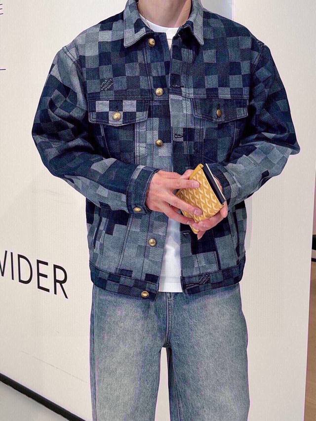 Lv 路易威登Louis Vuitton格子情侣款牛仔外套 也太懂年轻人的审美啦！！就问你好不好看！ 面料丹宁砂洗做旧 经过多次特殊工艺洗水+特殊处理才能达到原