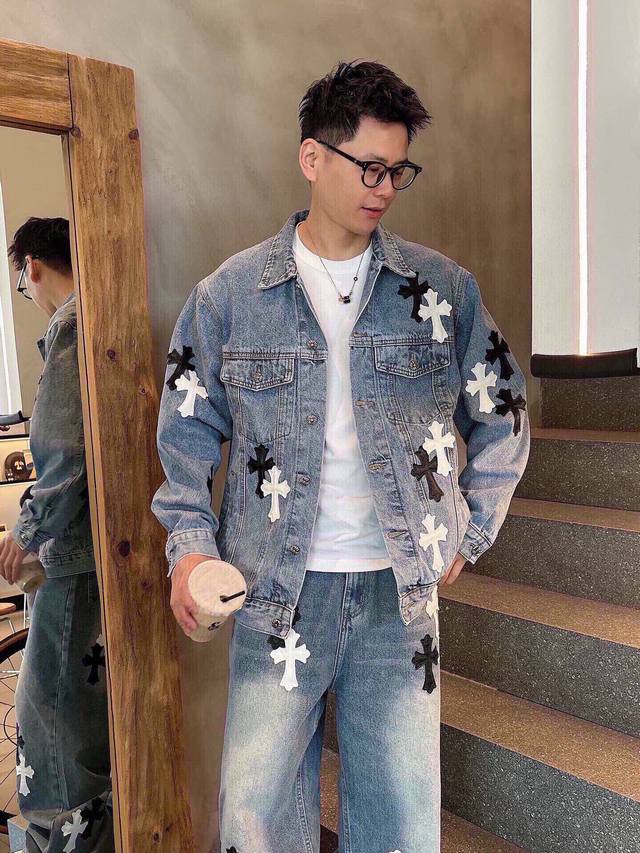 拼皮十字架牛仔夹克外套高端定制纯棉牛仔布,洗水做旧处理,手感舒适,质感一流 面料的纹路非常清晰,非常有质感!!实穿性非常强 没有过多的点缀 穿起来只有帅气风。轻  拼皮十字架牛仔夹克外套高端定制纯棉牛仔布,洗水做旧处理,手感舒适,质感一流 面料的纹路非常清晰,非常有质感!!实穿性非常强 没有过多的点缀 穿起来只有帅气风。轻