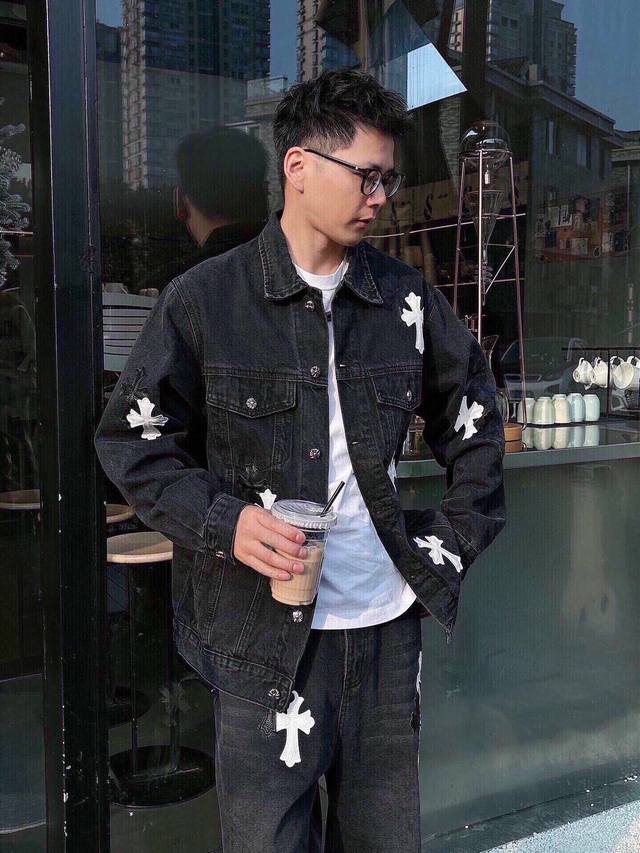 拼皮十字架牛仔夹克外套高端定制纯棉牛仔布,洗水做旧处理,手感舒适,质感一流 面料的纹路非常清晰,非常有质感!!实穿性非常强 没有过多的点缀 穿起来只有帅气风。轻  拼皮十字架牛仔夹克外套高端定制纯棉牛仔布,洗水做旧处理,手感舒适,质感一流 面料的纹路非常清晰,非常有质感!!实穿性非常强 没有过多的点缀 穿起来只有帅气风。轻