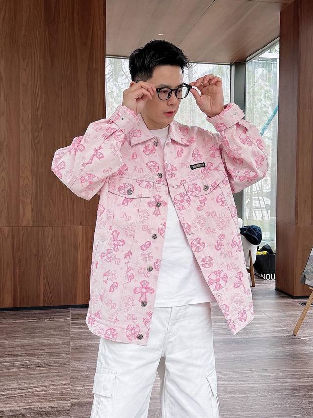 克罗心新款 提花满印 立体贴布秀Logo外套。全衣采用定织重磅牛仔面料,独立五金开模成衣重工水洗,耐水性强耐磨性佳印刷暗花字母立体整体效果好。整体洗水后光泽度好  克罗心新款 提花满印 立体贴布秀Logo外套。全衣采用定织重磅牛仔面料,独立五金开模成衣重工水洗,耐水性强耐磨性佳印刷暗花字母立体整体效果好。整体洗水后光泽度好