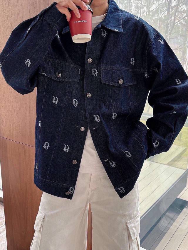 迪奥新款 提花满印 立体刺绣 字母Logo外套。全衣采用定织重磅牛仔面料，独立五金开模成衣重工水洗，耐水性强耐磨性佳印刷暗花字母立体整体效果好。整体洗水后光泽度