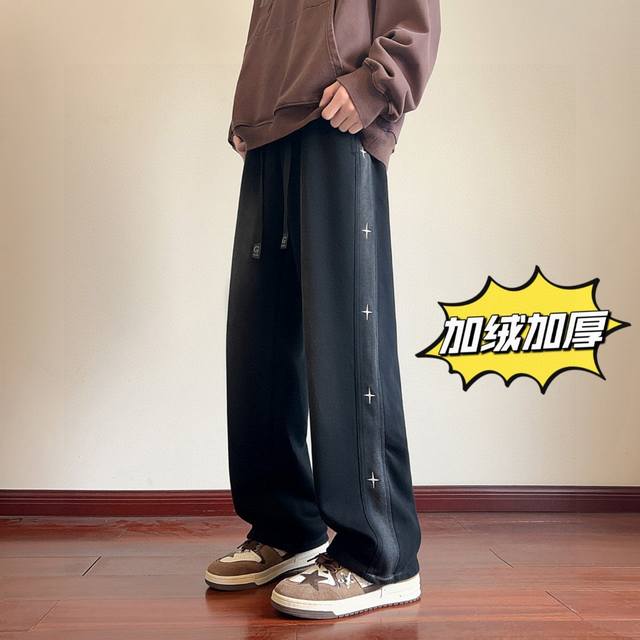 Chrome Hearts 克罗心 冬季海外版 加绒加厚 美式高街侧边十字架串标刺绣抽绳束脚卫裤休闲裤长裤,男女同款。 裤型两侧十字架刺绣串标设计,搭配个性渐变  Chrome Hearts 克罗心 冬季海外版 加绒加厚 美式高街侧边十字架串标刺绣抽绳束脚卫裤休闲裤长裤,男女同款。 裤型两侧十字架刺绣串标设计,搭配个性渐变