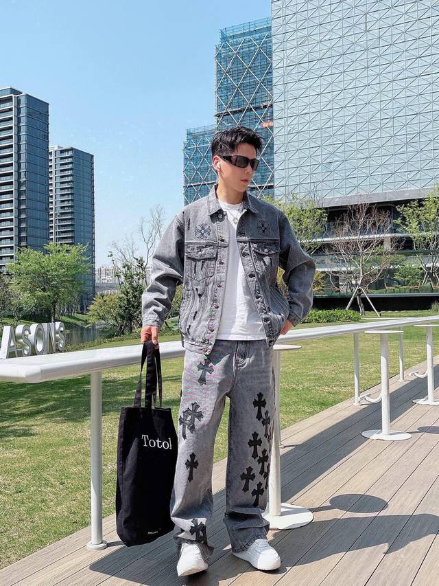 外套 下单率很高的克罗牛仔做旧水洗外套,前后副立体刺绣 十字架贴布 工艺,高级感满满。 超级无敌大爆款驾到 这个天气最好的单品酷酷Oversize风 后幅经典的  外套 下单率很高的克罗牛仔做旧水洗外套,前后副立体刺绣 十字架贴布 工艺,高级感满满。 超级无敌大爆款驾到 这个天气最好的单品酷酷Oversize风 后幅经典的