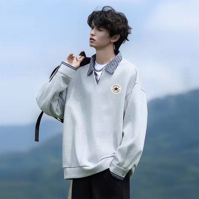 Converse 匡威 专柜新款撞色翻领假两件套头卫衣上衣外套，男女同款。 撞色拼接设计，搭配个性V领翻领设计，胸前匡威贴标设计，简约又不简单，青春校园风，中性
