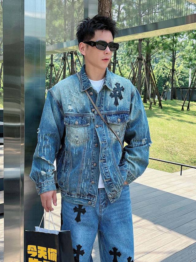 衣服 拼皮十字架牛仔夹克外套高端定制纯棉牛仔布,洗水做旧处理,手工磨破 手感舒适,质感一流 面料的纹路非常清晰,非常有质感!!实穿性非常强 没有过多的点缀 穿起  衣服 拼皮十字架牛仔夹克外套高端定制纯棉牛仔布,洗水做旧处理,手工磨破 手感舒适,质感一流 面料的纹路非常清晰,非常有质感!!实穿性非常强 没有过多的点缀 穿起