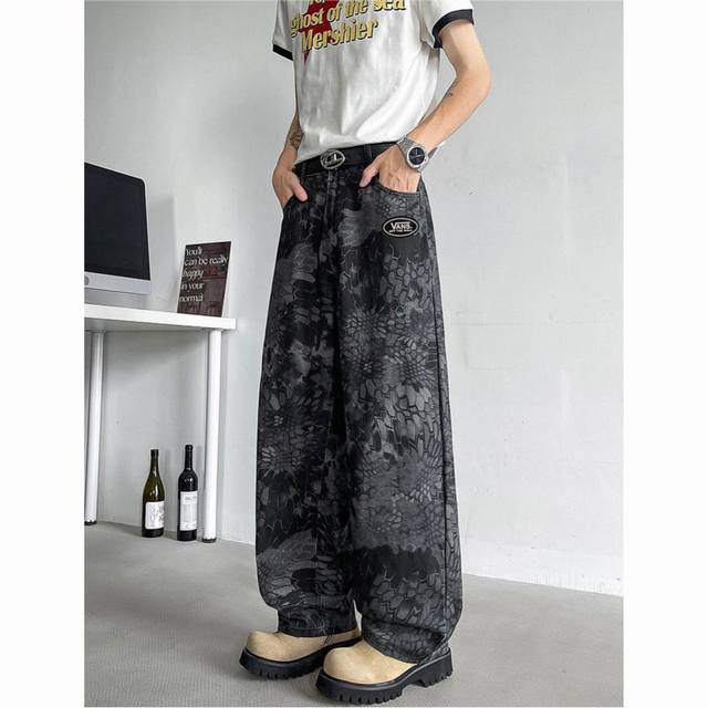 Vans 万斯 海外版美式复古嘻哈蛇纹直筒牛仔裤休闲裤长裤，男女同款。 甄选原单定制面料，蛇纹纹理水洗设计，个性十足，插兜处万斯贴标设计，潮流感满满，Ins 小