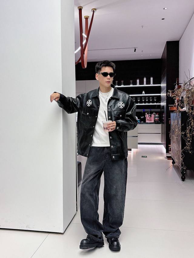 外套 ,克罗心 新款休闲水洗蛋白皮衣夹克外套,开模定制五金,立体刺绣,皮拼皮 专业定制的轻薄科技面料制成,表面整洁光滑且富有光泽,质感透过屏幕都显而易见,上身舒  外套 ,克罗心 新款休闲水洗蛋白皮衣夹克外套,开模定制五金,立体刺绣,皮拼皮 专业定制的轻薄科技面料制成,表面整洁光滑且富有光泽,质感透过屏幕都显而易见,上身舒