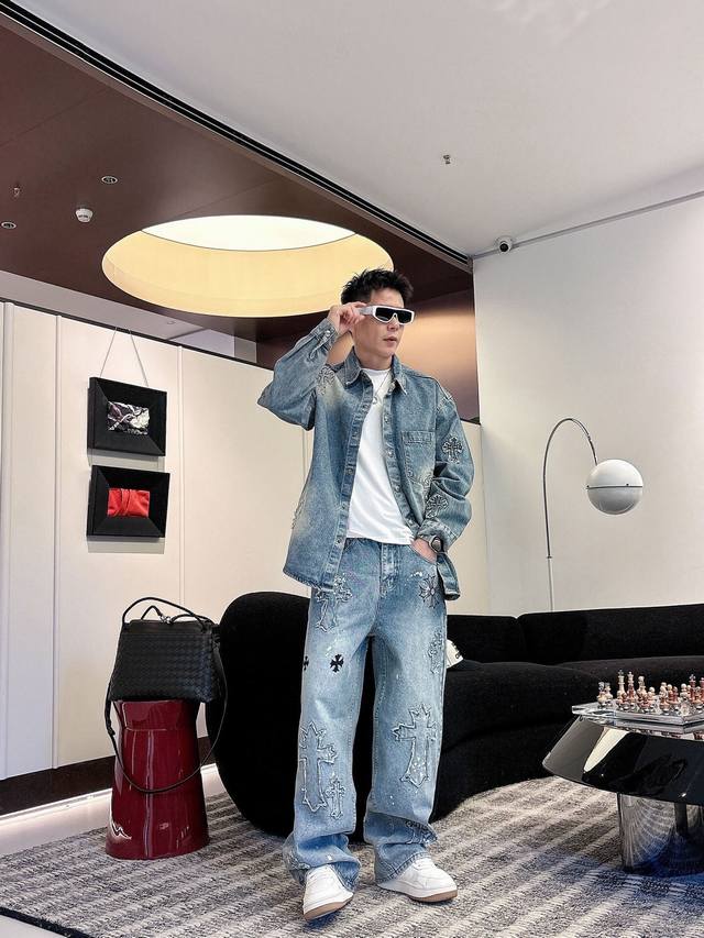 衣服 克罗心新款 立体贴布秀Logo外套。全衣采用定织重磅牛仔面料,独立五金开模成衣重工水洗,耐水性强耐磨性佳印刷暗花字母立体整体效果好。整体洗水后光泽度好,手  衣服 克罗心新款 立体贴布秀Logo外套。全衣采用定织重磅牛仔面料,独立五金开模成衣重工水洗,耐水性强耐磨性佳印刷暗花字母立体整体效果好。整体洗水后光泽度好,手