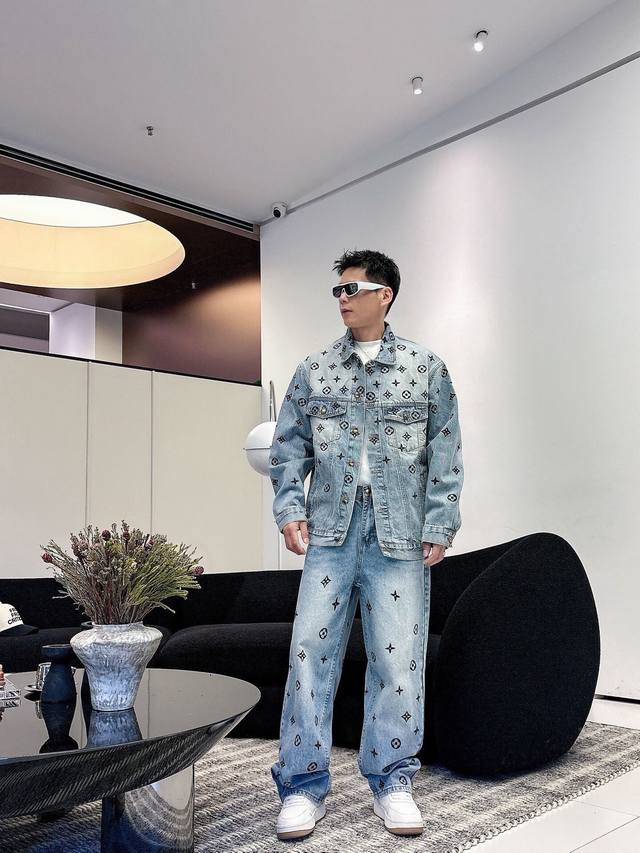 衣服 Lv 新款 立体刺绣 满印字母Logo外套。全衣采用定织重磅牛仔面料，独立五金开模成衣重工水洗，耐水性强耐磨性佳。整体洗水后光泽度好，手感柔软厚实，版型简