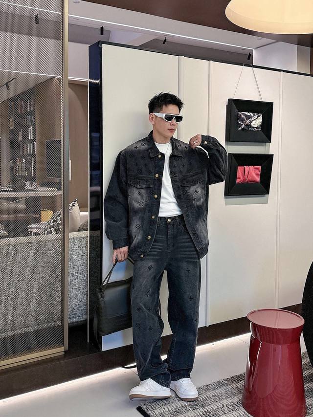 衣服 Lv 新款 立体刺绣 满印字母Logo外套。全衣采用定织重磅牛仔面料，独立五金开模成衣重工水洗，耐水性强耐磨性佳。整体洗水后光泽度好，手感柔软厚实，版型简