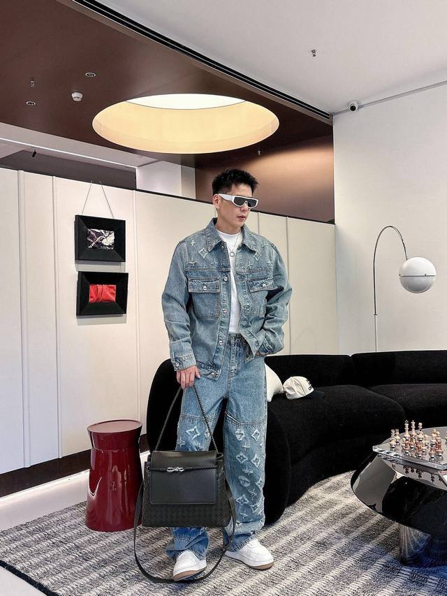 衣服 Lv 新款 手工磨破满印字母Logo外套。全衣采用定织重磅牛仔面料，独立五金开模成衣重工水洗，耐水性强耐磨性佳。整体洗水后光泽度好，手感柔软厚实，版型简单