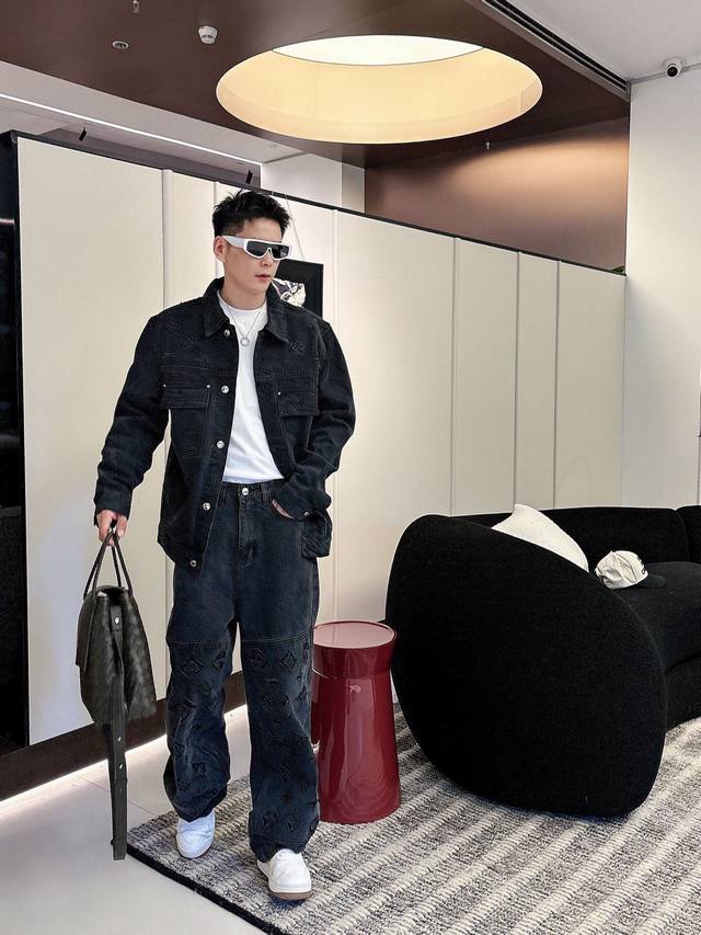 衣服 Lv 新款 手工磨破满印字母Logo外套。全衣采用定织重磅牛仔面料，独立五金开模成衣重工水洗，耐水性强耐磨性佳。整体洗水后光泽度好，手感柔软厚实，版型简单