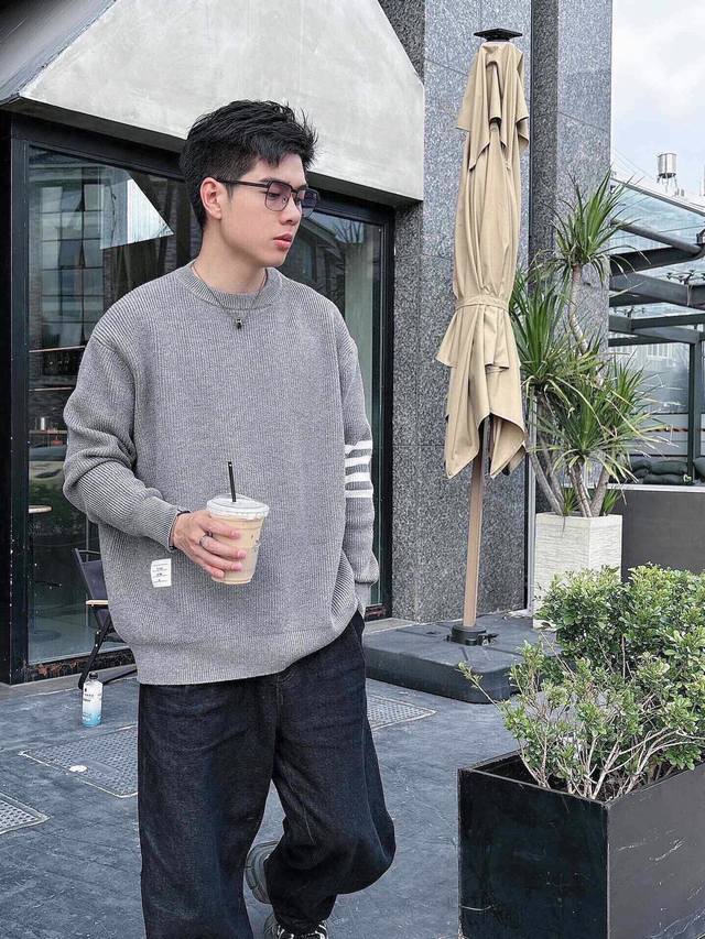 Tb 经典圆领套头毛衣 贴身舒适 修长脖颈线 精致耐看，经过多次打版进行改良，整体款式，舒适，亲肤，温和细腻，大方简洁，凸显气质 手臂处四杠条纹，打破单调感 带