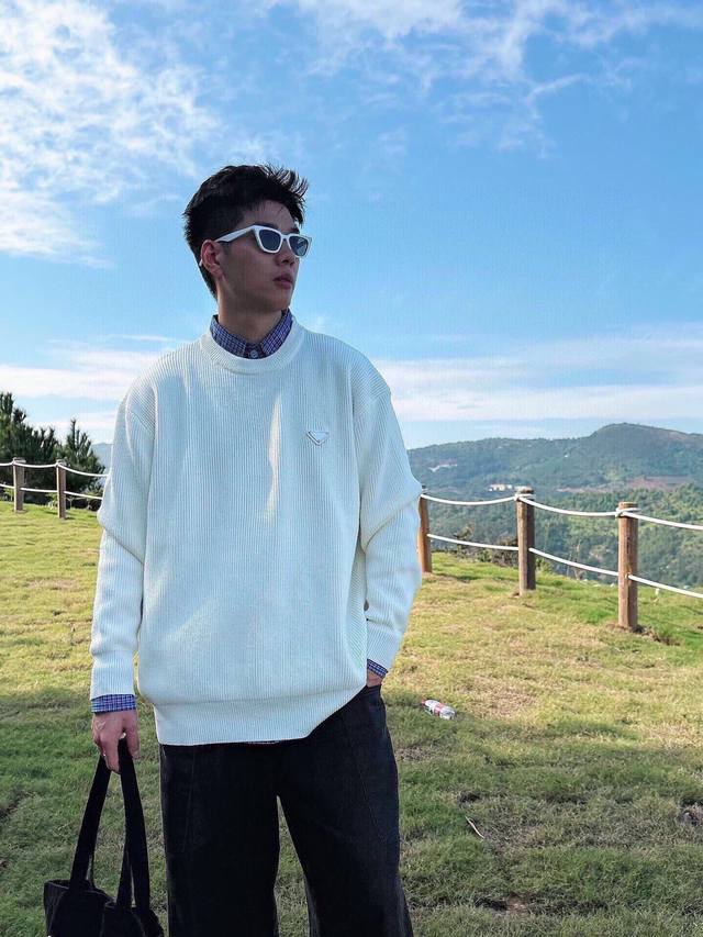 Prada 普拉达 三角标长袖毛衣 高级定制毛衣 秋冬穿着尤其显得好看 欧洲米兰专柜 同款系列 专柜新品海外订单 原版订制，各大明星同款！定制五金，完美细节 质